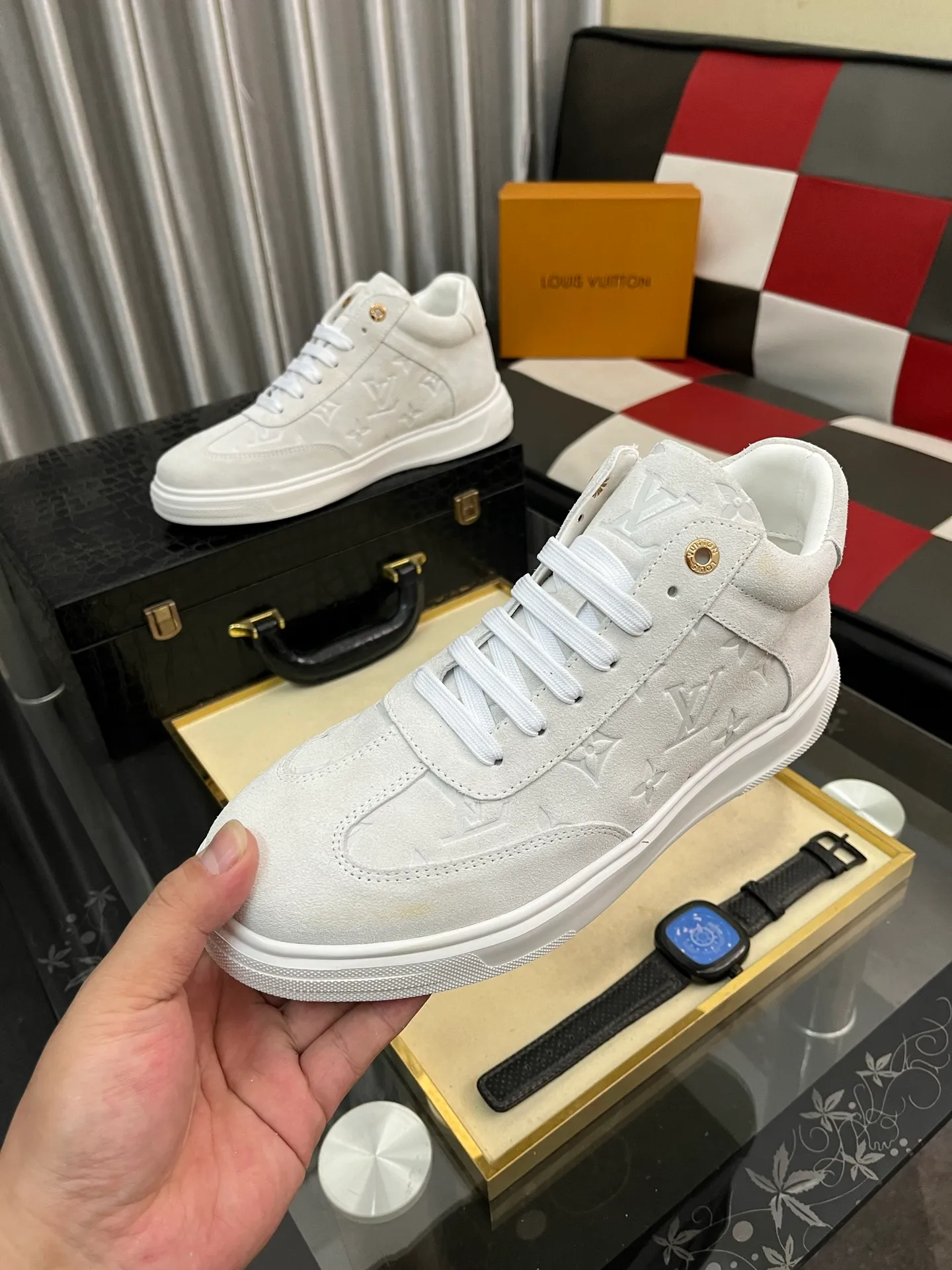 Ex-factory price: 420⌚️⌚️《Louis vuitton/LV Louis Vuitton》original quality.~ Unique modern style sneakers. 🏃A must-have casual shoe for trendy men😍😍 Original brand imported from Italy, imported original leather, cowhide lining (refuses to discolor and grind feet) sole: original sole provided by the original factory, French lazy style design ⚠️Fit to the feet, original quality, super comfortable original sole. Code number: 38-443️⃣Colors available